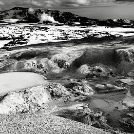 Krafla geothermisch landschap, IJsland (zwart-wit) by Roel Janssen