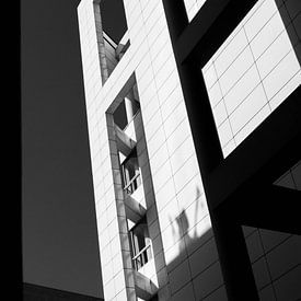 Black and white shot of a building in the city of The Hague von Maarten Langenhuijsen