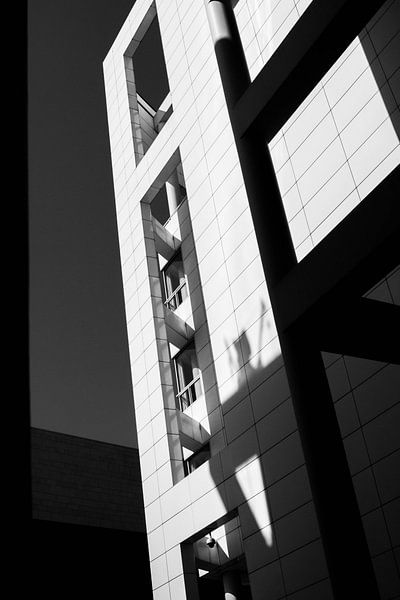 Zwart-wit foto van architectuur in het centrum van Den Haag par Maarten Langenhuijsen