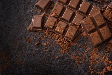 chocolade- en cacaopoeder op een donkere leisteenachtergrond met kopieerruimte, hoge hoekweergave va van Maren Winter