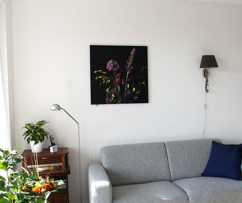 Blumenstrauß mit lila Blüten  von Hanneke Luit 