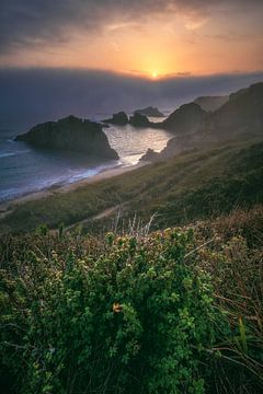 Asturien Playa de Mexota Strand mit Nebel zum Sonnenaufgang