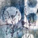 Bloemen en grassen op abstract schilderij in blauw en wit van Dina Dankers thumbnail