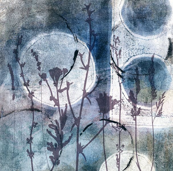 Bloemen en grassen op abstract schilderij in blauw en wit van Dina Dankers