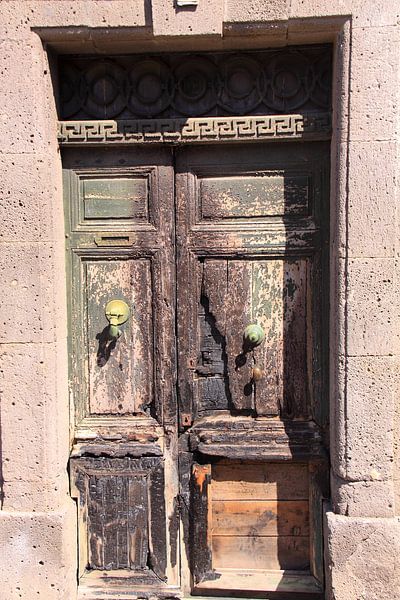 Verweerde oude houten deur. Vintage karakteristiek van Bobsphotography