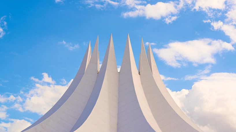 Het uitstekende dak van de Tempodrom in Berlijn van Jenco van Zalk