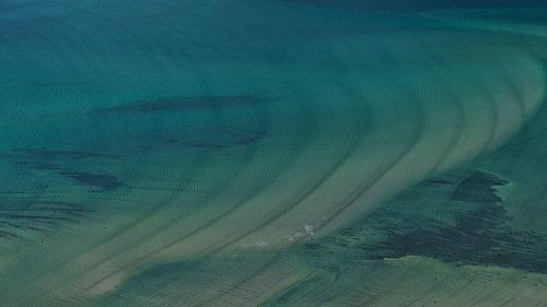 Ondiep turkoois water van de fjord Grunnførfjorden aan de kust van de Lofoten, Noorwegen, vanuit vog