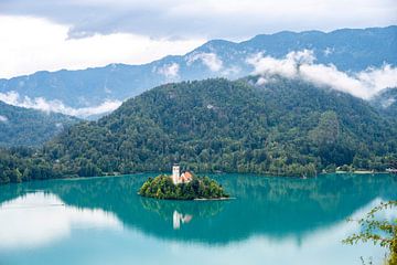 Meer in Bled Slovenië van Karsten Glasbergen