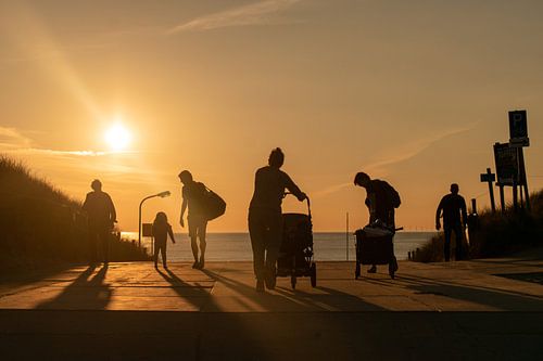 silhouettes dans le soleil tardif