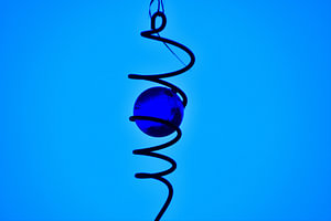Blaue Glaskugel – Stillleben