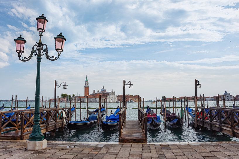 Gondels langs de kade in Venetië van Arja Schrijver Fotografie