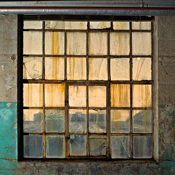 Verrostetes Fenster (Mehr Vergangenheit V) von Gerard Oonk