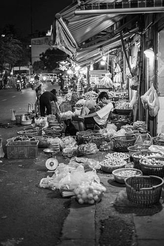 Man wacht op klanten bij zijn stand