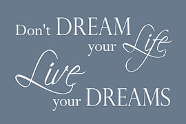 Live Your Dreams – Inspirierendes Zitat in Nebelblau