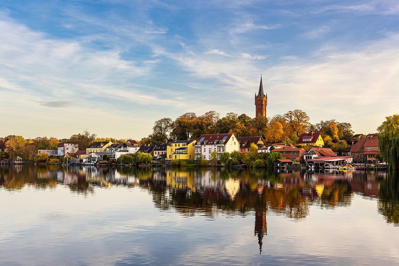 Blick über den Haussee auf die Stadt Feldberg von Rico Ködder