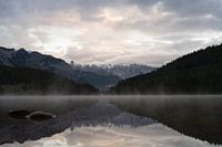Nebliger Morgen am See.