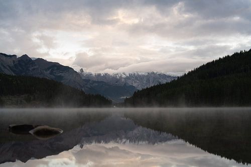 Nebliger Morgen am See.