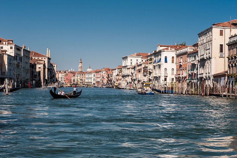 Kanalen in Venetië  van Brian Morgan