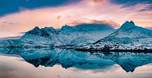 Sonnenuntergang über einem ruhigen Wintersee auf den Lofoten in Norwegen