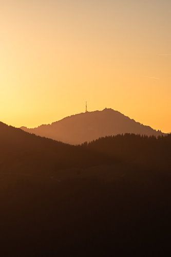 Zonsondergang over de Grünten in de Allgäuer Alpen in staand formaat