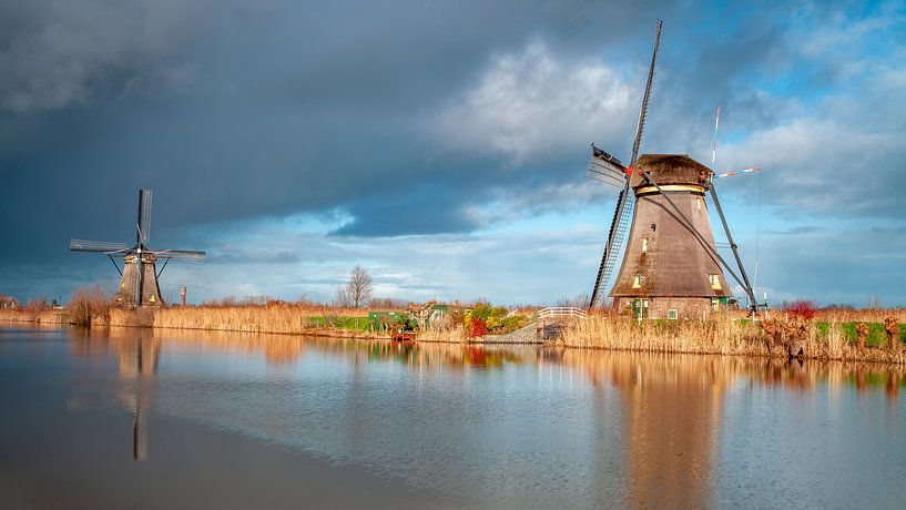 Molens bij dreigende lucht van Paul Vergeer