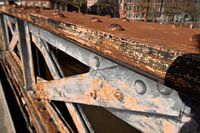 Verwittertes, rostiges, industrielles Metall einer Brücke