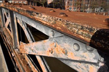 Verwittertes, rostiges, industrielles Metall einer Brücke von Studio LE-gals