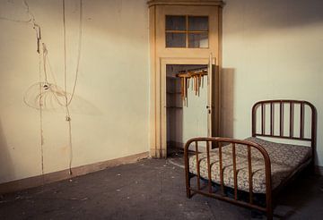 De kamer in een verlaten ziekenhuis