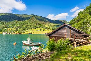 Blick auf den Åkrafjord mit Fischerboot in Norwegen