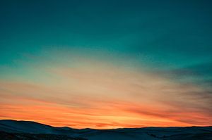 Sonnenuntergang über schneebedeckten Gipfeln