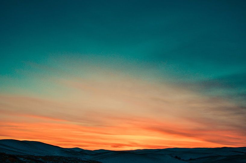 Zonsondergang boven besneeuwde heuveltoppen van Roger VDB