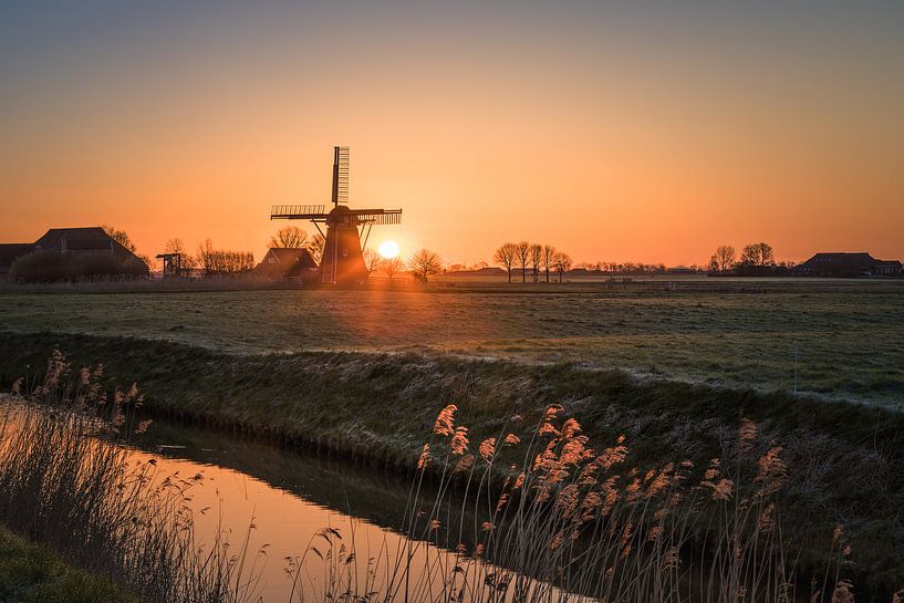 Zonsopkomst bij Molen de Meervogel, Garrelsweer, Groningen van Henk Meijer Photography