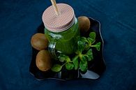 Blattsalat und Kiwi-Smoothie auf schwarzem Teller, dekoriert mit Kiwi von Babetts Bildergalerie Miniaturansicht