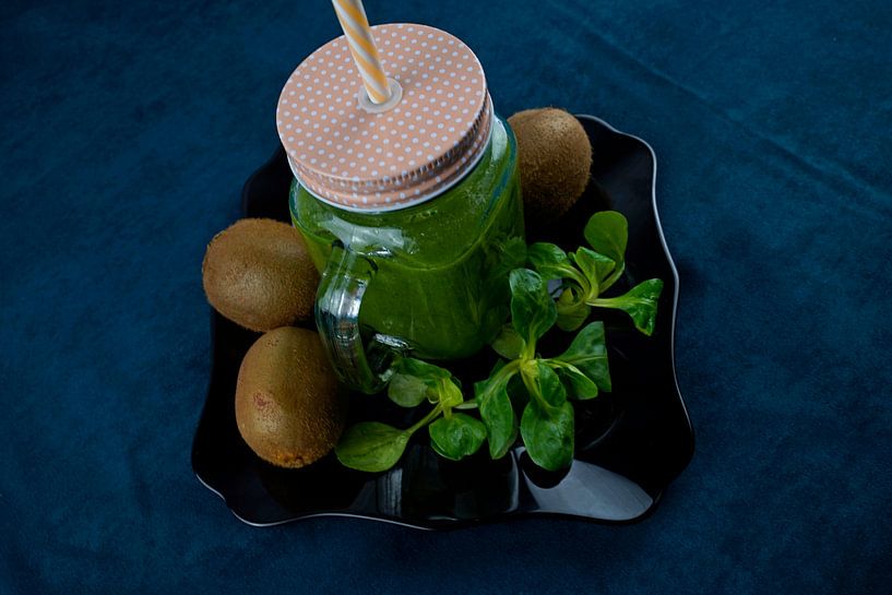Blattsalat und Kiwi-Smoothie auf schwarzem Teller, dekoriert mit Kiwi von Babetts Bildergalerie