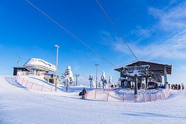 Paysage avec neige et station de téléphérique en hiver à Ruka, Finlande sur Rico Ködder