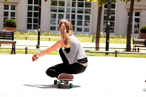 Une fille en skateboard.