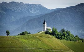 Petite église des Saints Primus et Félicien près de Jamnik – Slovénie, avec les Alpes de Kamnik en arrière-plan sur Connie de Graaf Fotografie