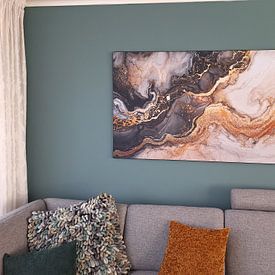 Klantfoto: Abstract kunstwerk met gouden accenten van Imperial Art House, als artframe