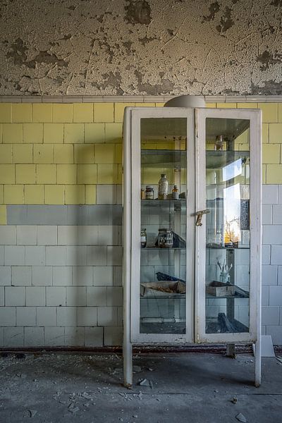 Apotherkast in verlaten hospitaal МСЧ-126 te Pripjat van Karl Smits