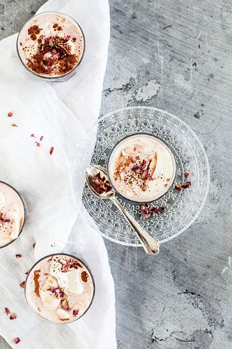 Lait au chocolat velouté rouge avec crème de mascarpone