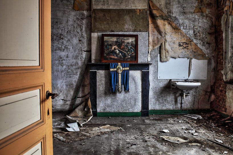 Urbex room in decline by Dyon Koning