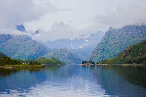Fjord in Noorwegen met weerspiegeling