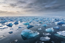 Champ d'iceberg – de vastes photographies artistiques de l'Arctique dans des tons bleus froids sur Albert Klee
