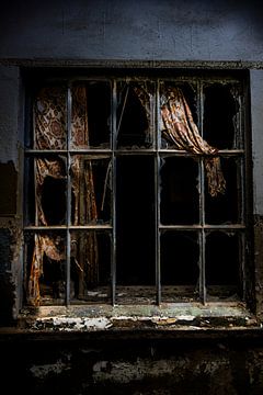 Verwoest raam met gordijn - Lost Place van Infinite Decay