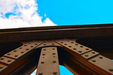Industrieel metaal van brug tegen een blauwe lucht van Studio LE-gals