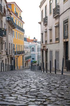 Bairro Alto, Lissabon, Portugal - pastel kleuren straat en reisfotografie van Christa Stroo fotografie