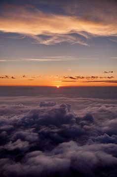 Zonsondergang boven de wolken van qtx
