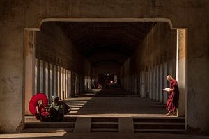 Lecture dans le couloir d'un temple à Bagan, Myanmar