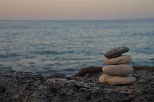 Stapel stenen langs de zee