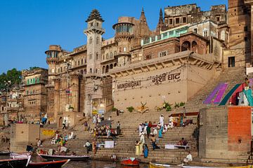 De ghats van Varanasi aan de Ganges van Roland Brack